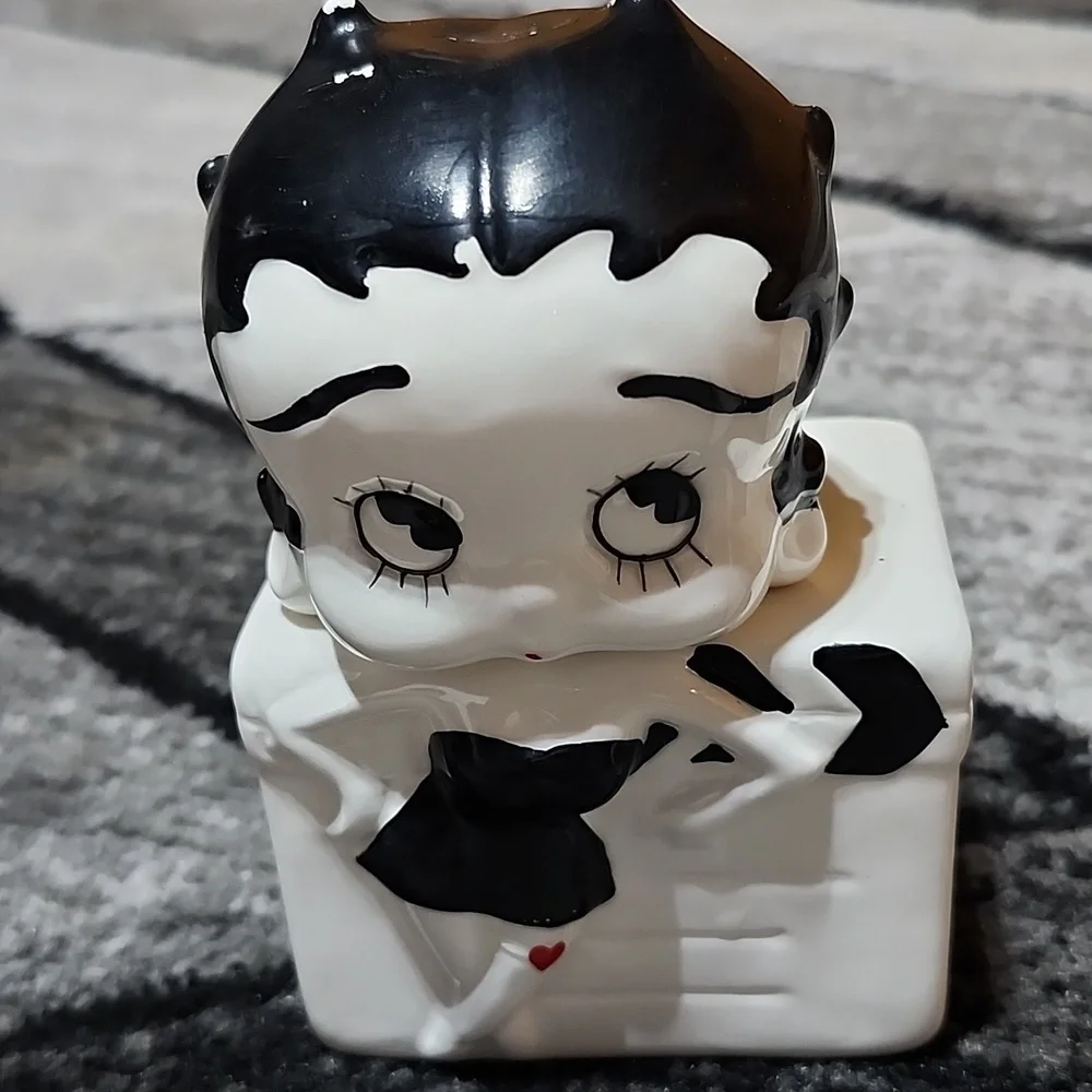 VINTAGE BETTY BOOP 1995 COLLECTIBLE SALT & PEPPER SHAKER SET